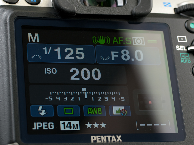 <b>背面液晶モニターの表面素材は強化ガラス</b>