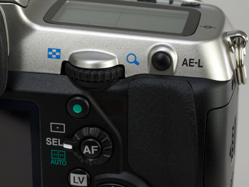 <b>背面操作部。軍艦部にあたる部分をシルバーに塗装している</b>