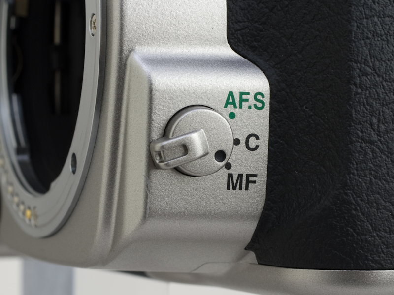 <b>フォーカスモードレバー。通常版でシルバープリントだった部分はブラックになっている</b>