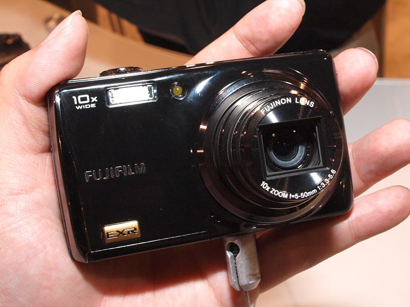 <b>艶やかなブラックボディによってか、重量感を覚えるが、持ってみると意外と軽い感じだ。重量は本体のみで約183g</b>