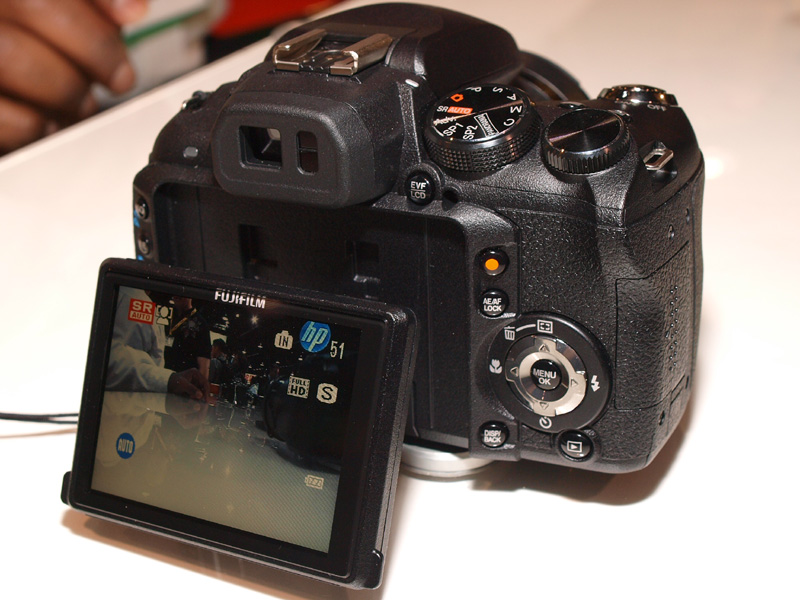 <b>液晶モニターは、上下にチルトする3型（約23万ドット）を採用</b>