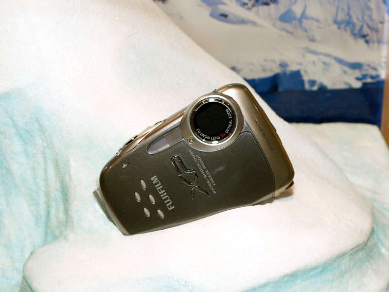 <b>雪にまみれているイメージは耐寒性能を表現</b>