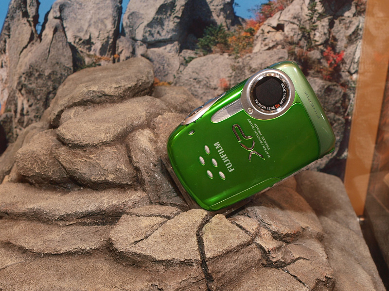 <b>おそらくこれは、亀裂が入るくらいの落下でも問題ないといったディスプレイだろう。もちろん、耐衝撃構造のアピールだ</b>