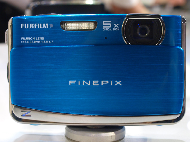 <b>「FinePix Z70」は、有効1,220万画素の1/2.3型CCD、光学5倍（35mm判換算で36～180mm）のズームレンズを搭載する</b>