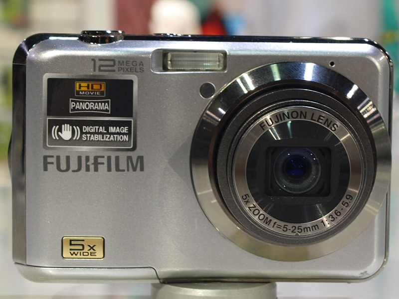 <b>「FinePix AX200」は、有効1,220万画素の1/2.3型CCDを搭載</b>