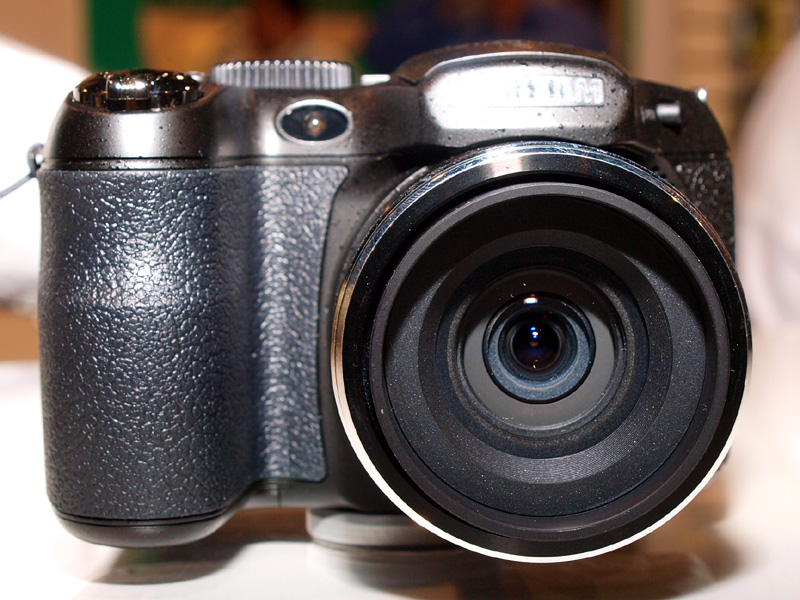 <b>FinePix S2550HDは、有効1,220万画素の1/2.3型CCDや光学16倍（35mm判換算で28～504mm）のズームレンズを搭載する</b>