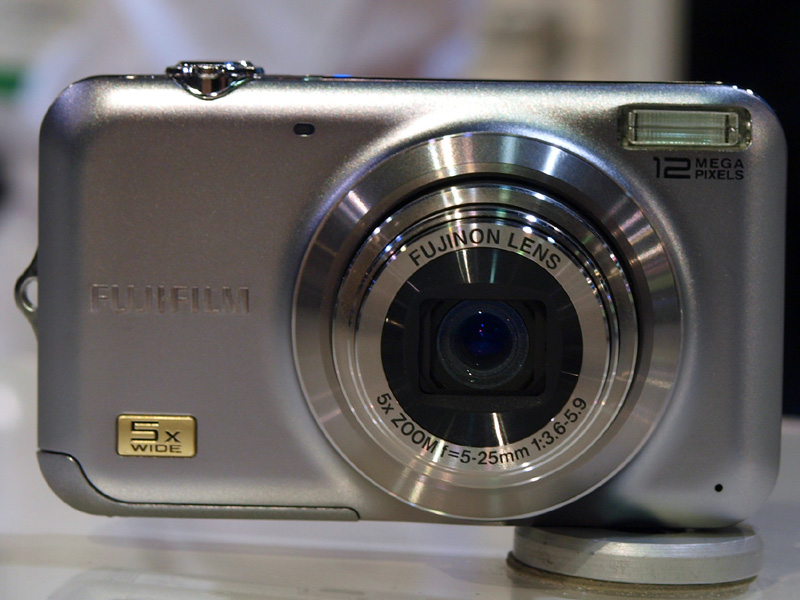 <b>FinePix JX250は、「目つぶり検出」機能のほか、28～140mm相当の光学5倍ズームレンズを搭載したモデル</b>