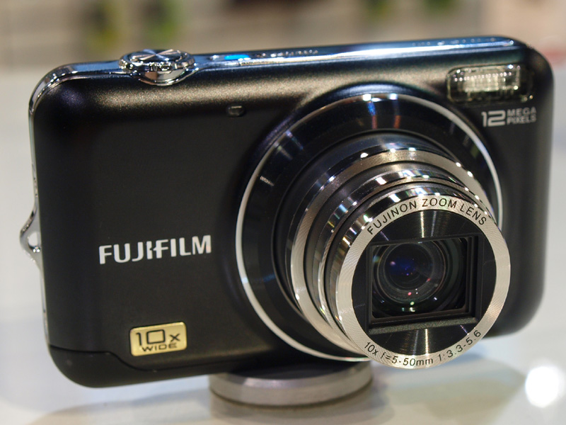 <b>FinePix JZ300は、最高ISO3200の高感度とCCDシフト式の手ブレ補正機構を搭載した光学10倍ズームモデル</b>