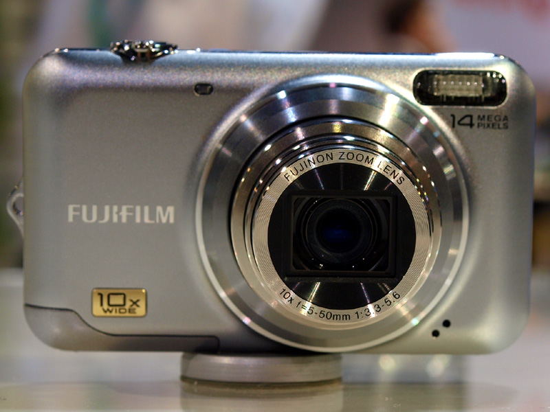 <b>FinePix JZ500は、6つのシーンを自動認識する「6 Scene SR AUTO」機能やCCDシフト式の手ブレ補正機構を搭載。28～280mm相当の焦点距離をカバーする光学10倍ズームレンズを搭載している</b>