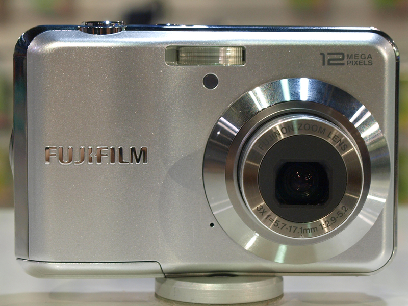 <b>FinePix AV100は、35mm判換算で32～96mmの光学3倍ズームレンズを搭載。撮像素子には、有効1,220万画素の1/2.3型CCDを採用している</b>