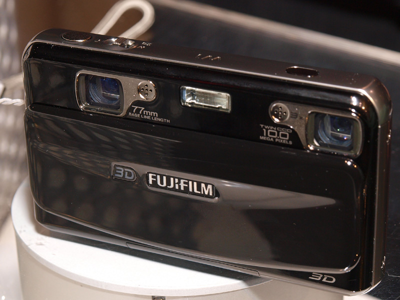 <b>3D映像を手軽に撮影できる「FinePix REAL 3D W1」</b>
