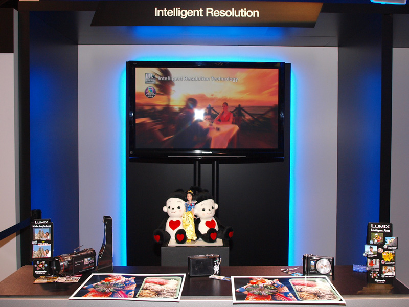 <b>解像感の劣化無く、さらなるズームが行なえるという「iAズーム」の体験コーナー。超解像技術を用いることで可能になったという。手前にあるプリントは、iAズームとデジタルズームで撮影した比較プリント</b>