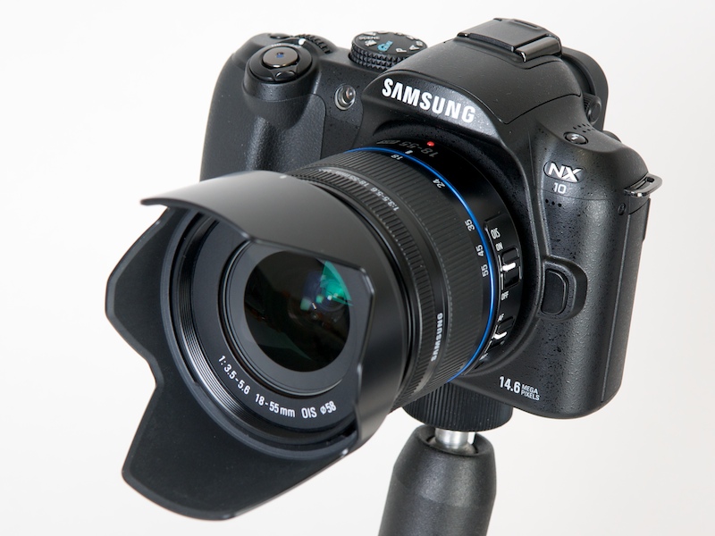 <b>サムスンデジタルイメージングのレンズ交換式デジタルカメラ「NX10」</b>