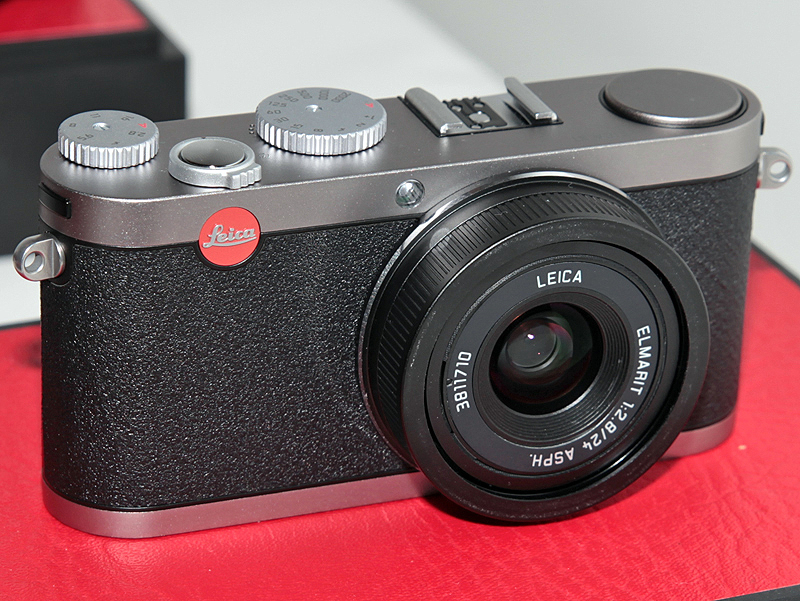 <b>コンパクトデジタルカメラ「X1」（左）やデジタルレンジファインダーカメラ「M9」（右）などを手に取ることができた</b>