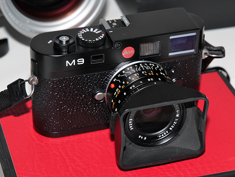 <b>コンパクトデジタルカメラ「X1」（左）やデジタルレンジファインダーカメラ「M9」（右）などを手に取ることができた</b>