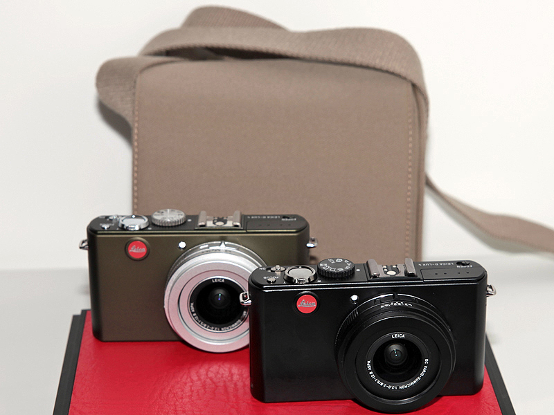 <b>世界限定6,000台の「D-LUX 4サファリ」（奥）も。国内の在庫は残り少ないとのこと</b>