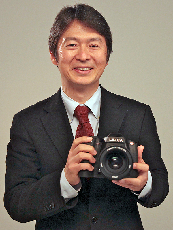 <b>S2を持つライカカメラジャパン代表取締役社長の福家一哲氏</b>