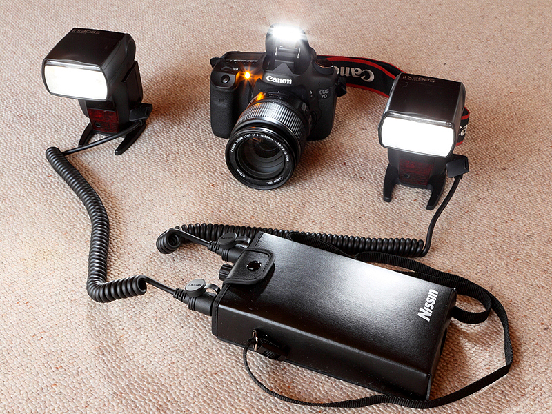 <b>580EX II×2個同時発光は、「EOS 7D」の内蔵ストロボをマスターとしたワイヤレスで行ないました</b>