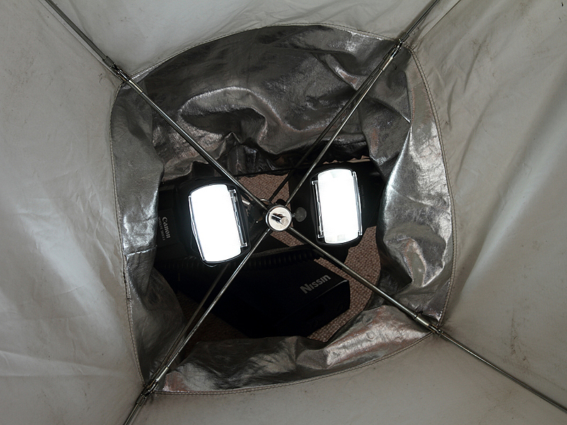 <b>ソフトボックスの骨に580EX IIをパーマセルテープで貼り付けて固定。ソフトボックス内に十分光がまわるようにワイドパネルを引き出しました</b>