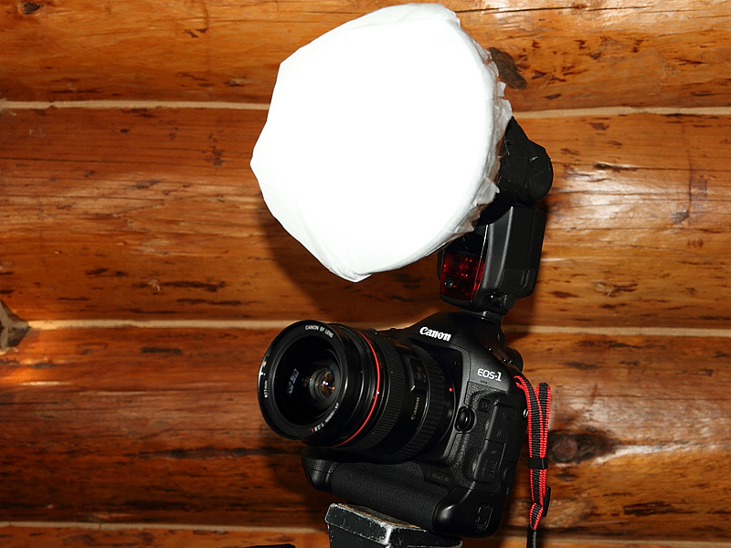 <b>筆者自作のディフューザー。市販の物からカップ麺の器を利用したものまで色々試しましたが、最終的に大型ストロボ用ヘッドのリフレクターにトレーシングペーパーを被せた「提灯」と呼ばれる古典的な手法に落ち着きました。この提灯とクリップオンストロボの組み合わせが適度なメリハリとソフト感となり、筆者好みの光質が得られました</b>