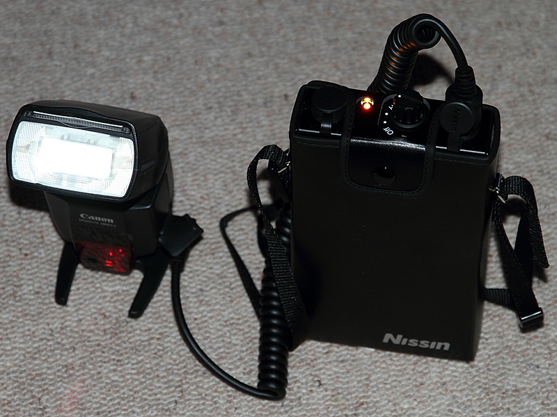 <b>PS-300では、パワーパックプロ300Nにはなかったチャージスピードを3段階設定できるパワーコントロール機能（上部ツマミで操作する）を搭載。特別な高速チャージが必要ない場面では、チャージスピードを落としてストロボの負荷を軽減できます</b>