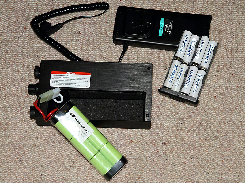 <b>キヤノンのCP-E4（右上）は単3電池×8本仕様。PS-300よりも軽量でコンパクトな造り</b>