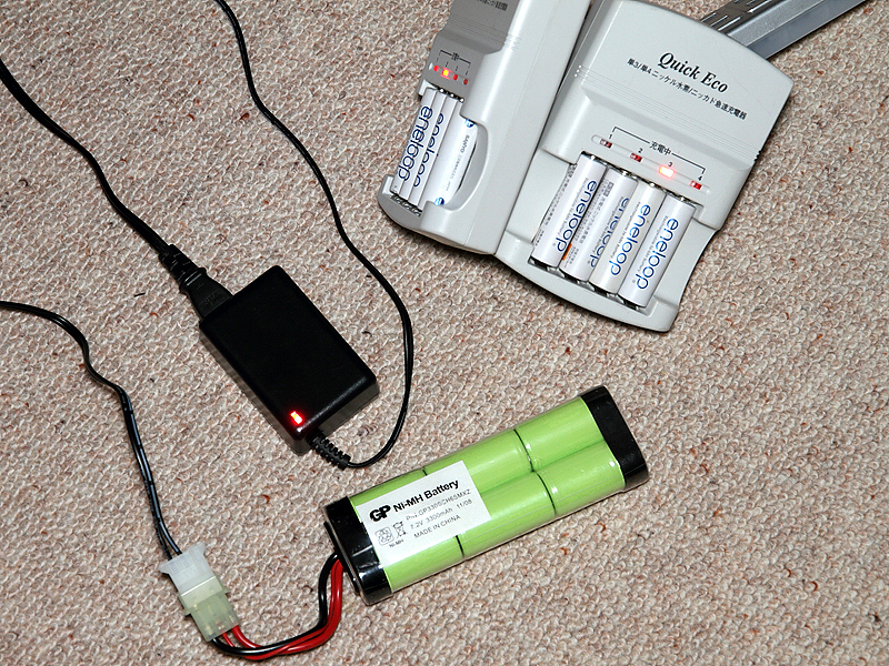 <b>PS-300は付属の充電器を介してコンセントに接続するだけと、充電に手間はかかりません（充電時間は約4時間）。一方、単3電池×8本の充電はこの写真の通り。16本充電を想像すると気が遠くなります。充電器が1台だと徹夜になるでしょう（笑）</b>