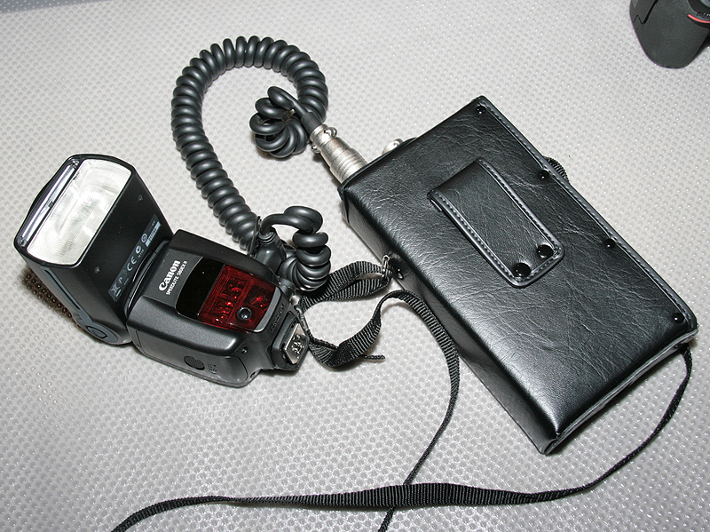 <b>なお、ニッシンジャパン、キヤノン、ニコン製以外のストロボユーザーは、パワーパックプロ300N（上写真）が使用できます。また、積層電池の生産が終了してしまったナショナルブランドのグリップストロボ「PE-480SG」、「PE-5651」、「PE-5651N」に対応した「パワーパックプロ400N」もラインナップしています。</b>