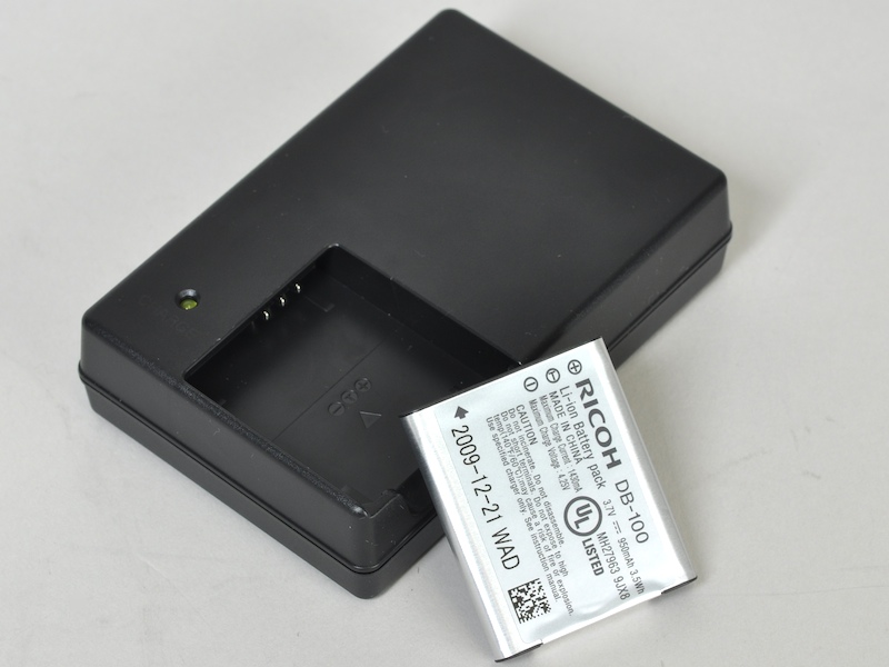 <b>記録メディアとしてSDHC/SDメモリーカードを採用。バッテリーは新タイプのDB-100になった</b>