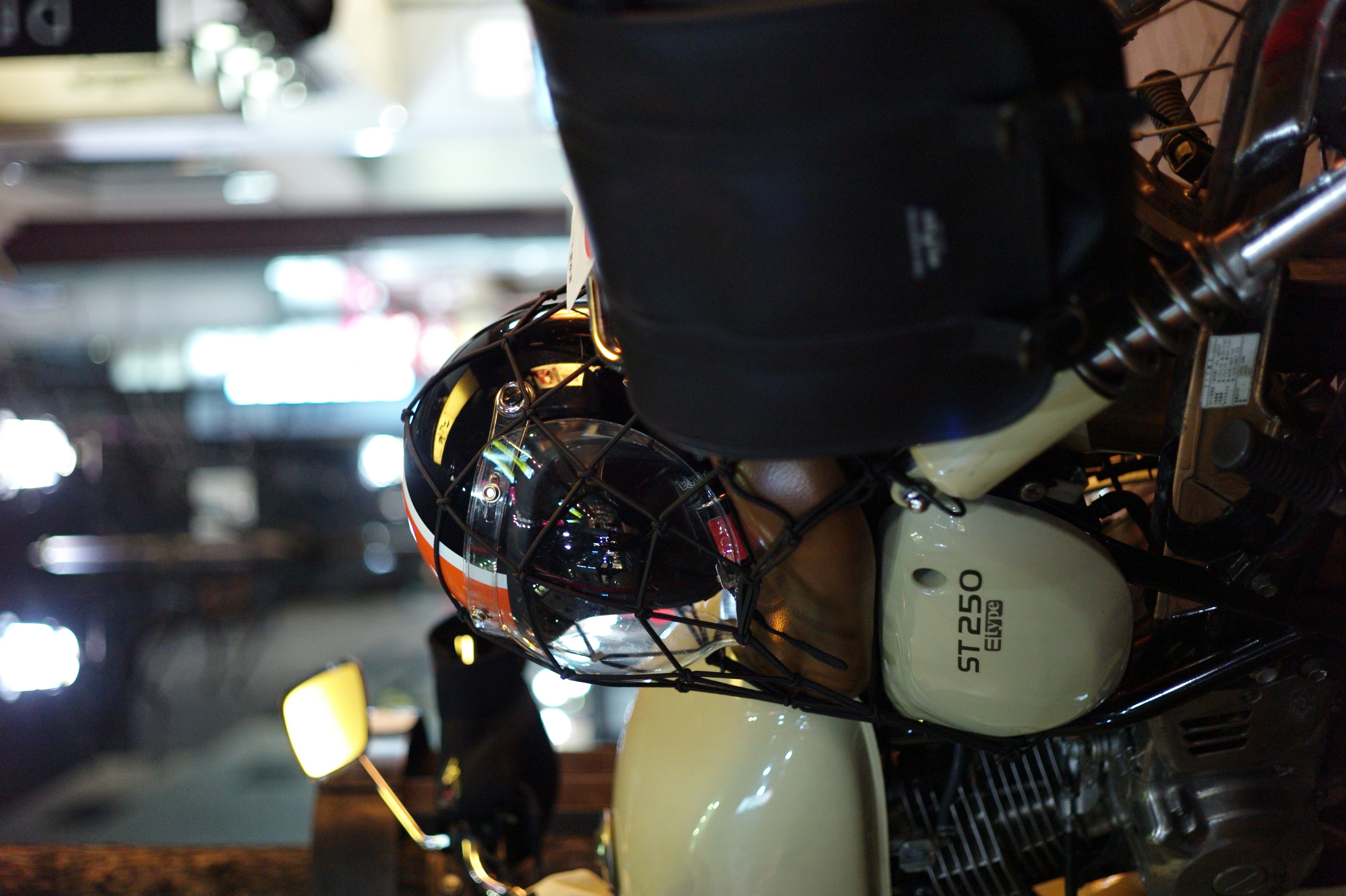 <b>M9 / ズミクロン50mm F2 / 5,261×3,472 / 1/90秒 / F2 / 0EV / ISO1600 / WB:オート</b>