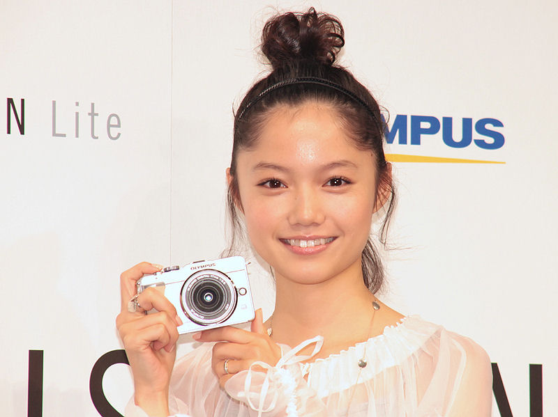 <b>E-PL1を持つ宮崎あおいさん</b>