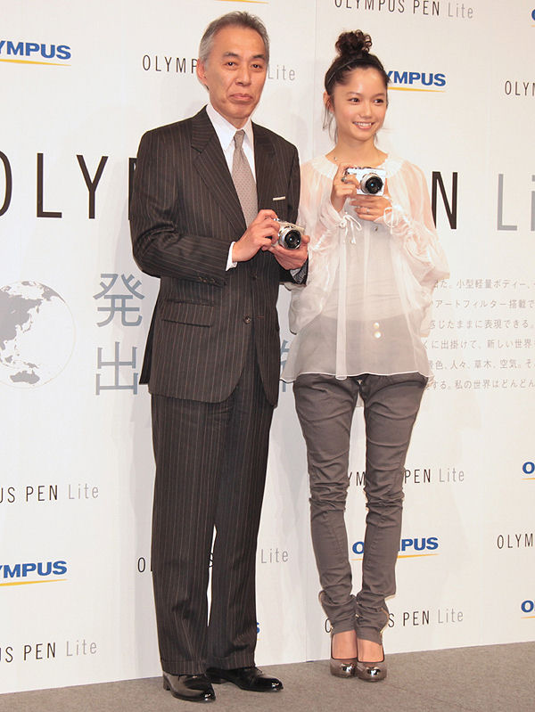 <b>宮崎あおいさん（右）とオリンパスイメージングの大久保雅治社長（左）</b>