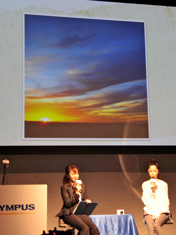 <b>「砂漠は建物が無くて、空がキレイでした。これも6：6で撮っています。モロッコに行ったからこそ撮れた色の写真ですね」</b>