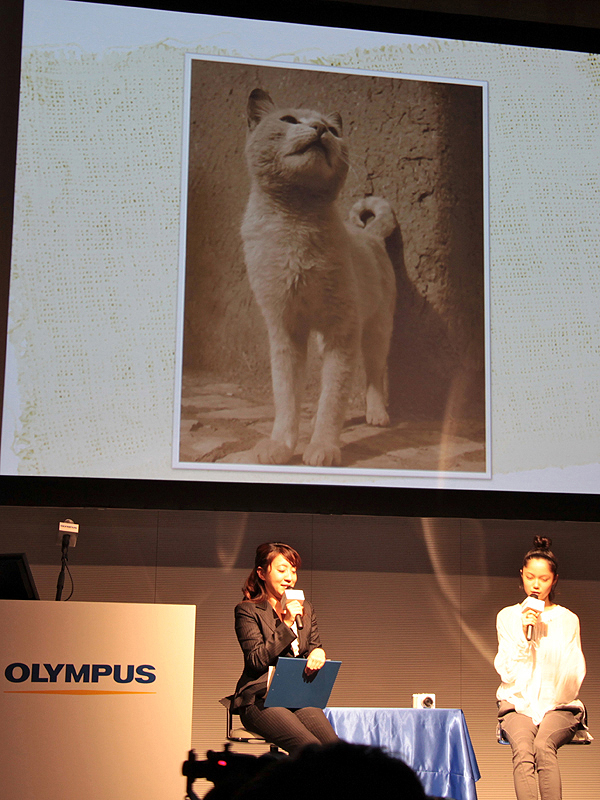 <b>「モロッコはセピアが似合う街だと思います」と印象を話した。アートフィルターの「ジェントルセピア」を使うとかっこよく写るのでそれに助けられました」</b>