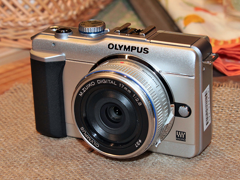 <b>5日に発売するE-PL1（シルバー）。装着レンズは、M.ZUIKO DIGITAL 17mm F2.8</b>