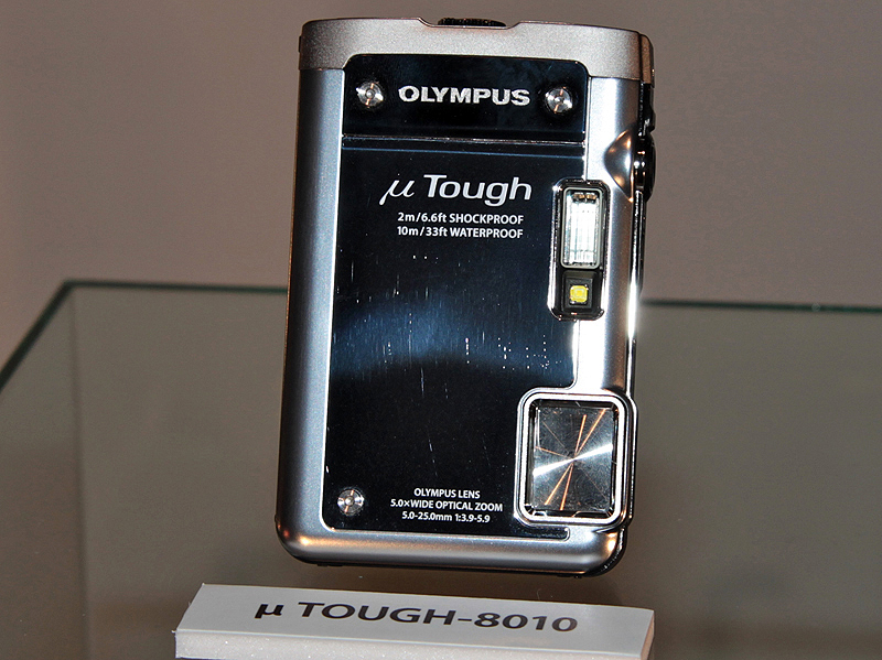 <b>μTOUGH-8010。水深10m、耐落下衝撃2m、耐低温-10度、耐荷重100kgfの性能を有する</b>