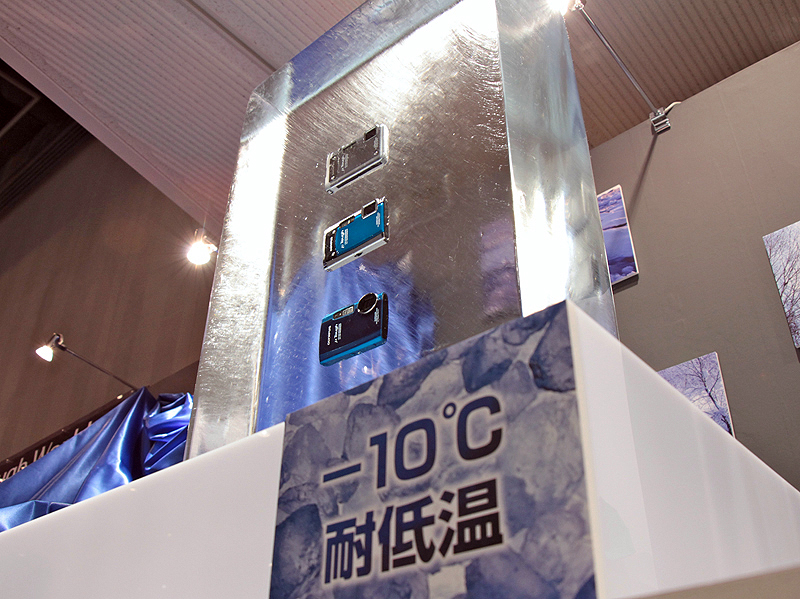 <b>μTOUGHシリーズは氷付けにして耐寒性能をアピール</b>