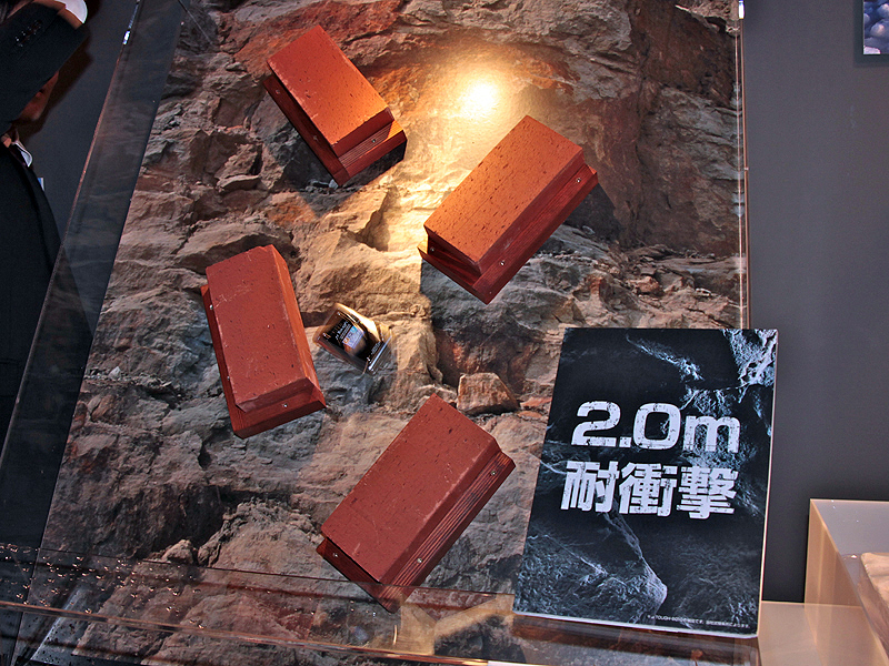 <b>煉瓦にぶつかるように落ちるデモも実施。そのまま水中に落ちるが、動作に問題は無い</b>