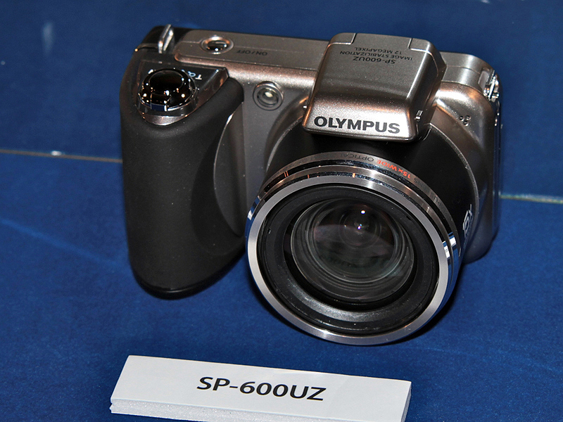 <b>SP-600UZ。単3電池対応の15倍ズーム機</b>