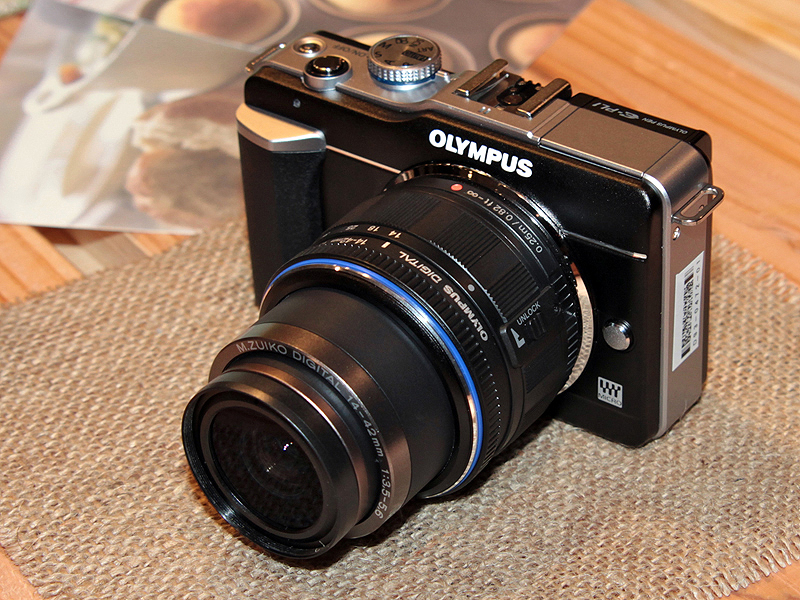 <b>E-PL1（ブラック）。装着レンズは、M.ZUIKO DIGITAL ED 14-42mm F3.5-5.6</b>