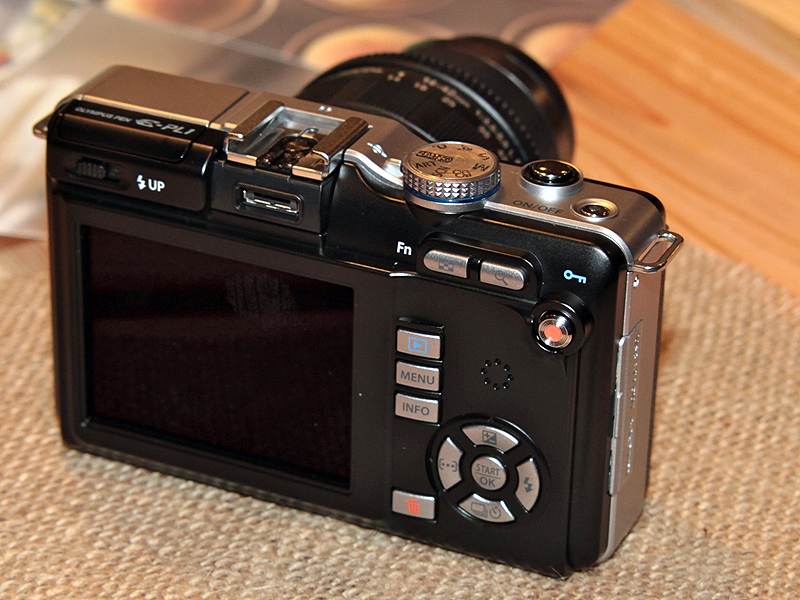 <b>背面。EVFが装着可能</b>