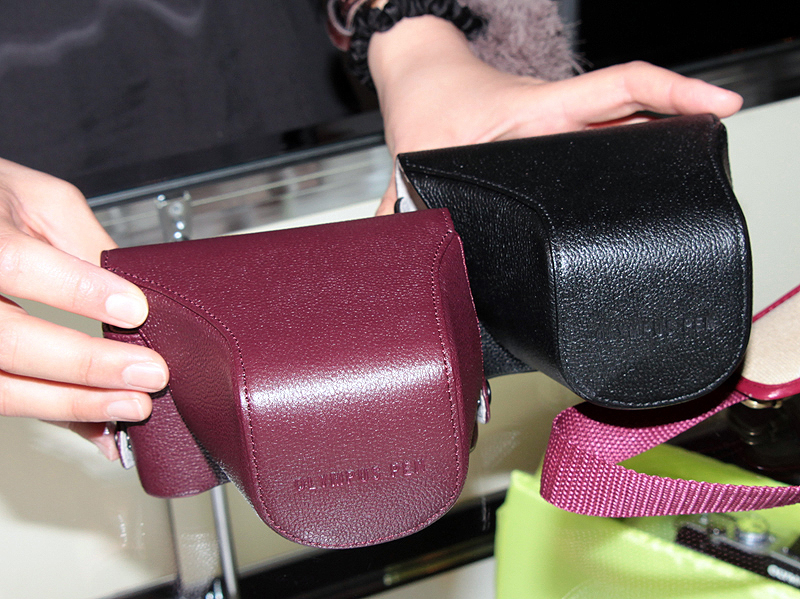 <b>E-PL1専用の本革フロント＆ボディケース「CS-13FBCBLK」。ワインレッドとブラックを用意</b>