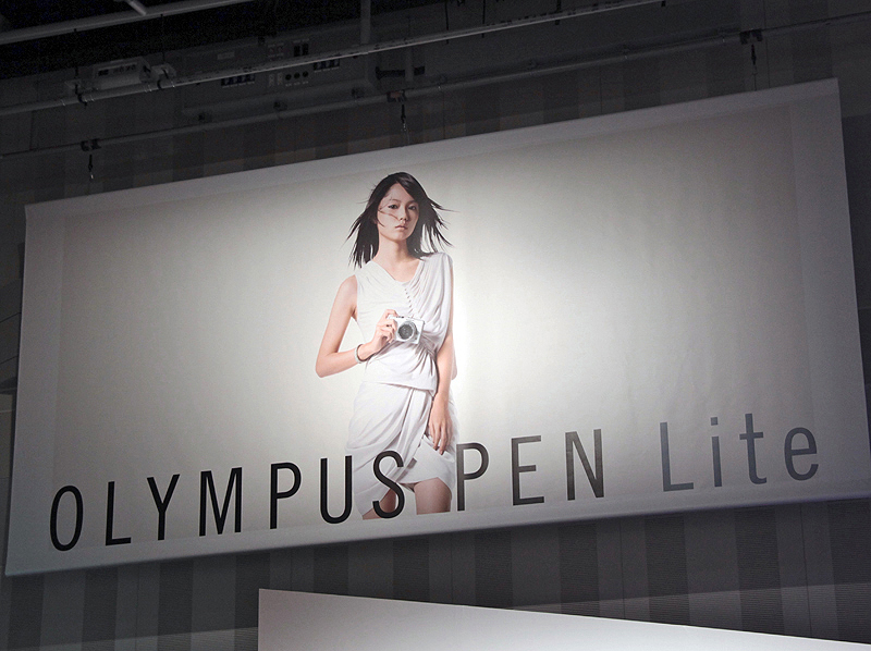 <b>会場には宮崎あおいさんの大きな垂れ幕を飾っていた</b>