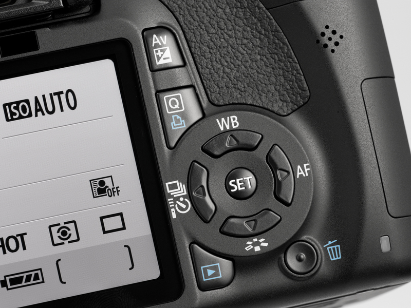 <b>十字キーまわりの操作部。ボタンの形状が大きく変わっている。「クイック設定画面」の呼び出しが「SET」ボタンから独立した</b>