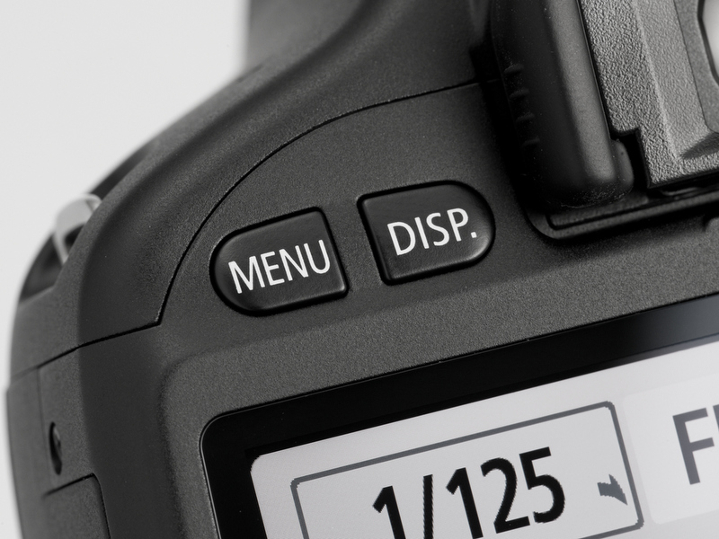 <b>背面左手側上部のボタン。レイアウトは前モデルと同じだが、やはり形状が変更されている</b>