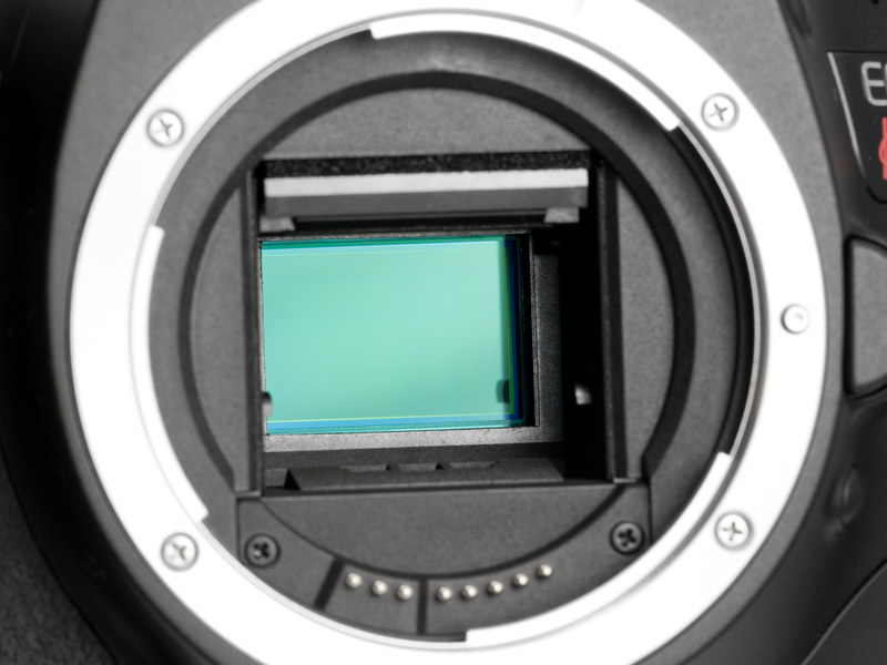 <b>撮像素子は22.3×14.9mmサイズのCMOSセンサー。有効画素数は1,800万画素にアップ。画像処理は「DIGIC 4」だ</b>