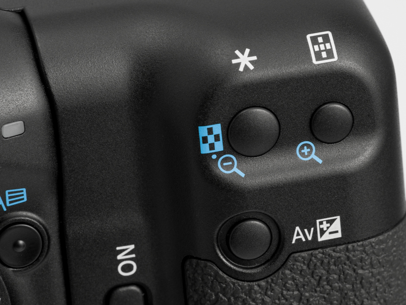 <b>BG-E8の背面側のボタン類。AFフレーム（測距点）選択、AEロック、露出補正（マニュアル露出時の絞り）操作も可能だ</b>