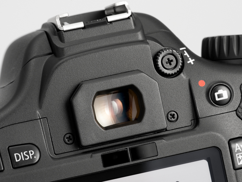 <b>ファインダーのスペックは前モデルと同じ。のぞいた感じでは、ピントの山の見え具合も前モデルと同じのようだ</b>