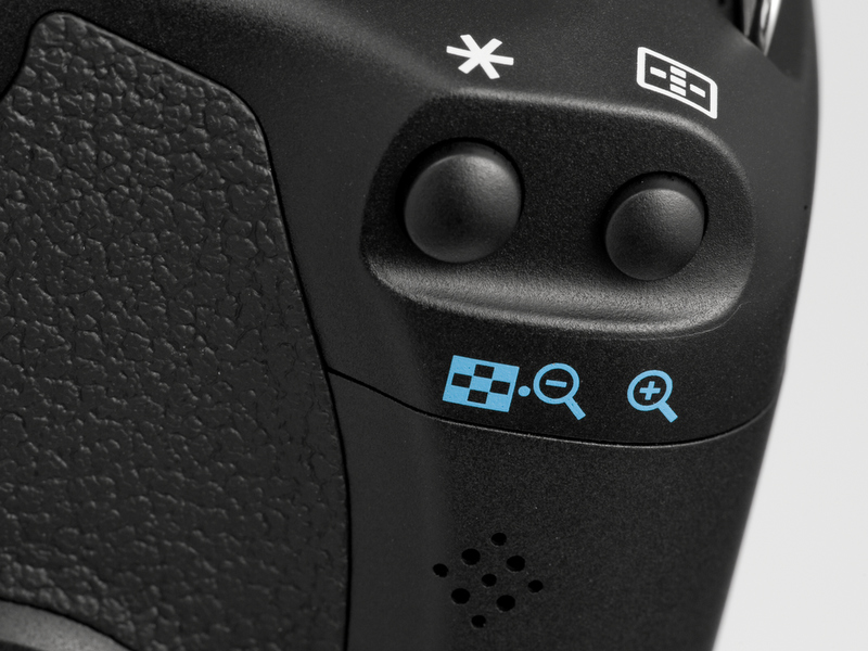 <b>グリップの背面側にはAFフレーム（測距点切り替え）ボタン、AEロックボタンがあり、その下にスピーカーが内蔵されている</b>