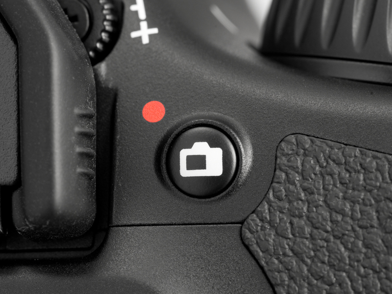 <b>ファインダー接眼部右に「ライブビュー/動画撮影」ボタンが新設（というか独立）。ワンプッシュでライブビューに移行できる</b>